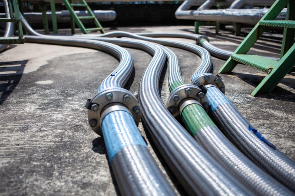 Metal flex connections are used in refinery maintenance for hydrocarbon drain lines, steam injection lines, bypass piping, burner connections, tank transfer lines, chemical injection and vapor recovery.